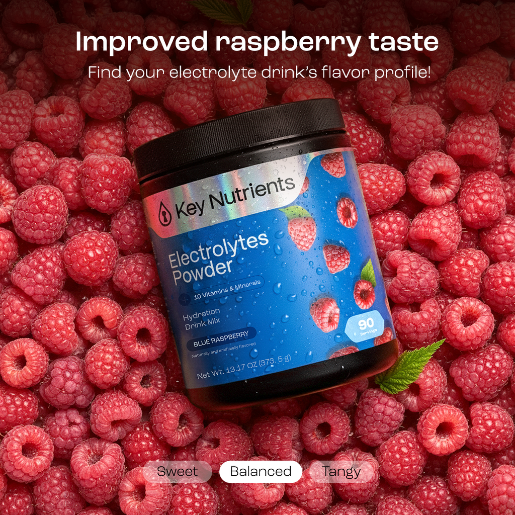 Elektrolyte-Pulverdose umgeben von Himbeeren, Blue Raspberry