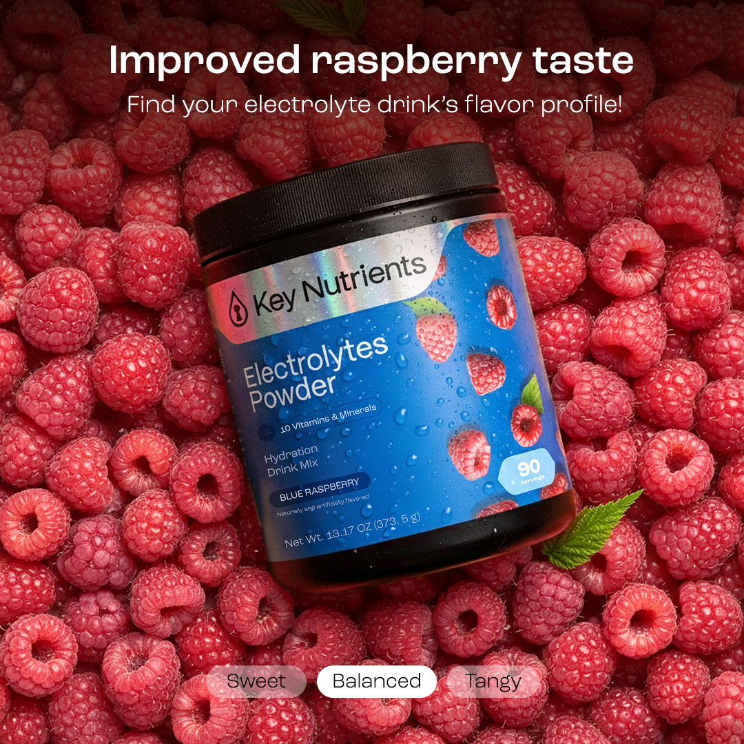 Elektrolyte-Pulverdose umgeben von Himbeeren, Blue Raspberry