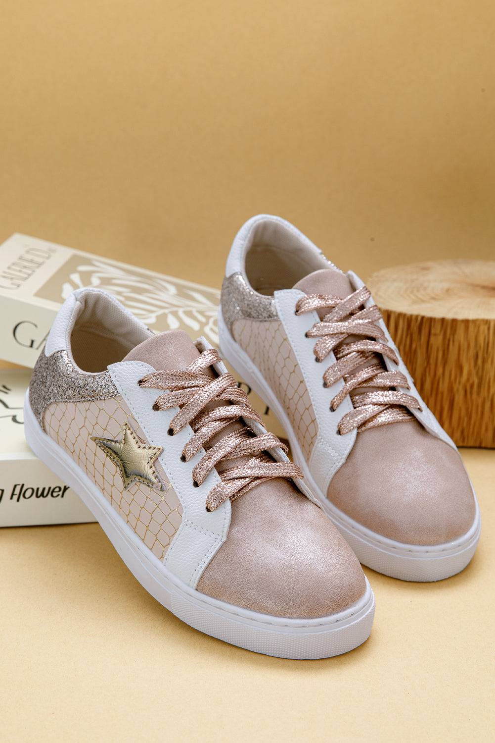 Sneaker-Paar mit Gold-Sternapplikation, Schnürung und weißer Sohle, seitlich