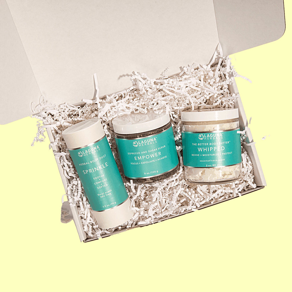 Coffee Scrub in einer Geschenkbox, braunes Peeling in einer Glasdose
