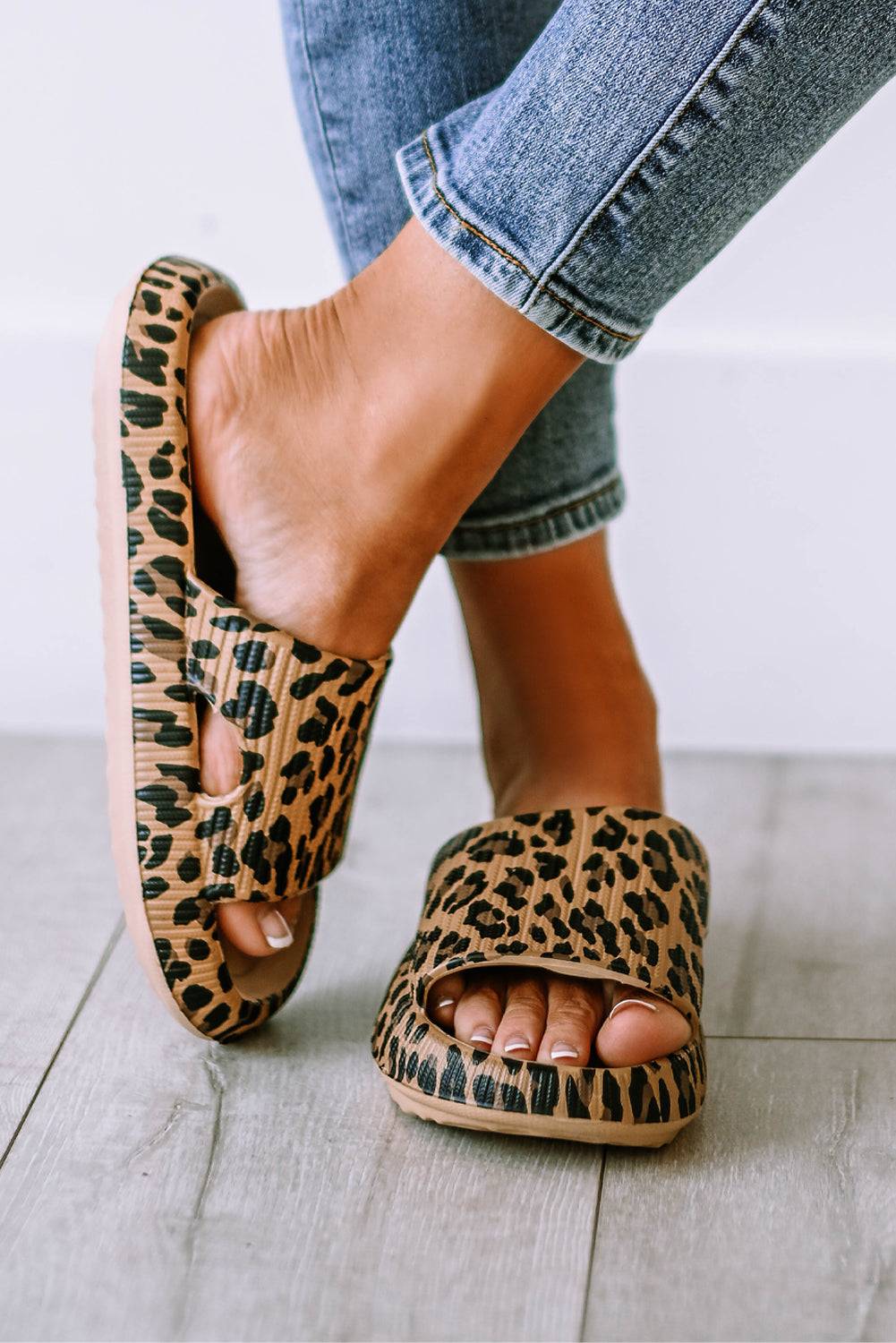 Leopard print slip-on slippers, close-up of open toes and thick outsole