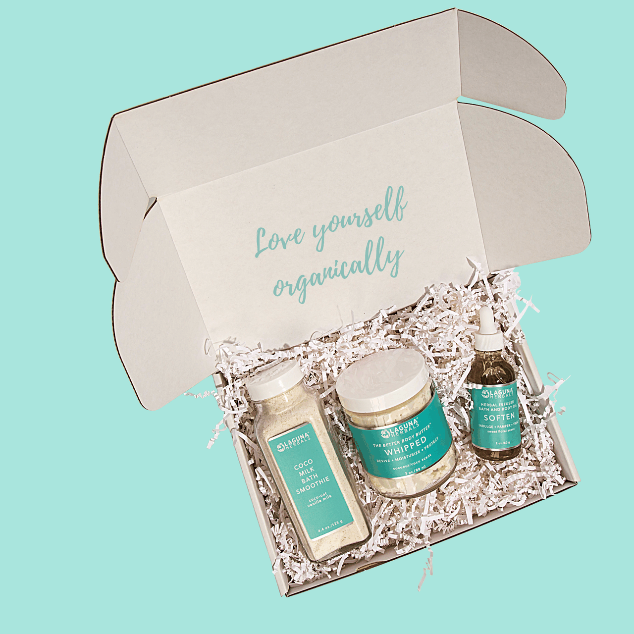 Caja abierta con tarros y frascos de baño y cuerpo: Coco Milk Bath y Whipped