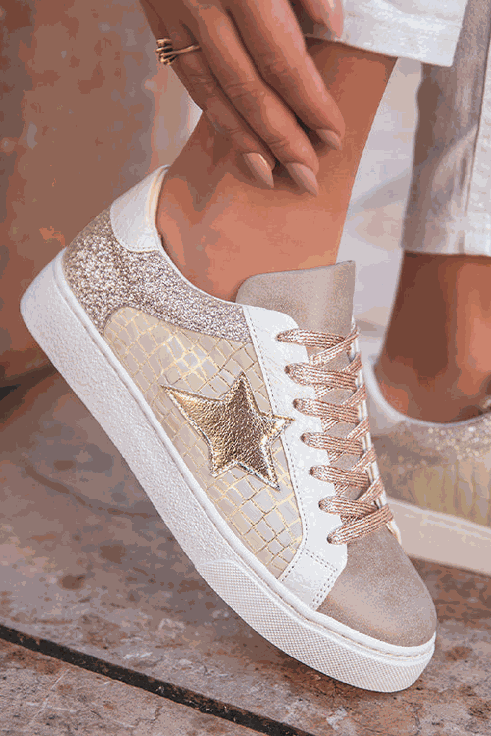 Goldfarbener Stern-Patchwork-Sneaker mit Schnürung und weißer Sohle, 3/4 Ansicht