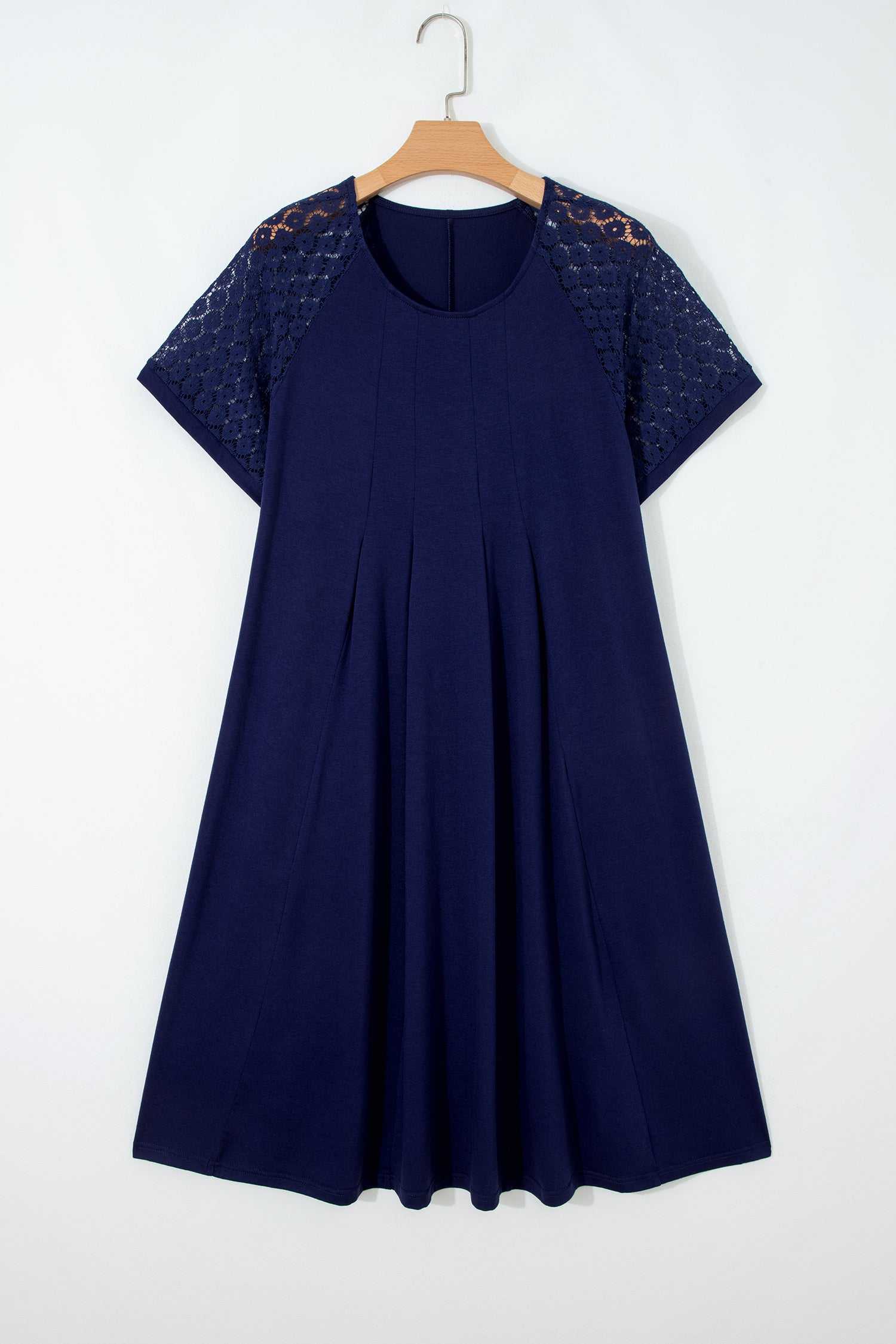 Navy Blue Swing Dress auf Bügel, kurze Spitzenärmel, plissierter Glockensaum