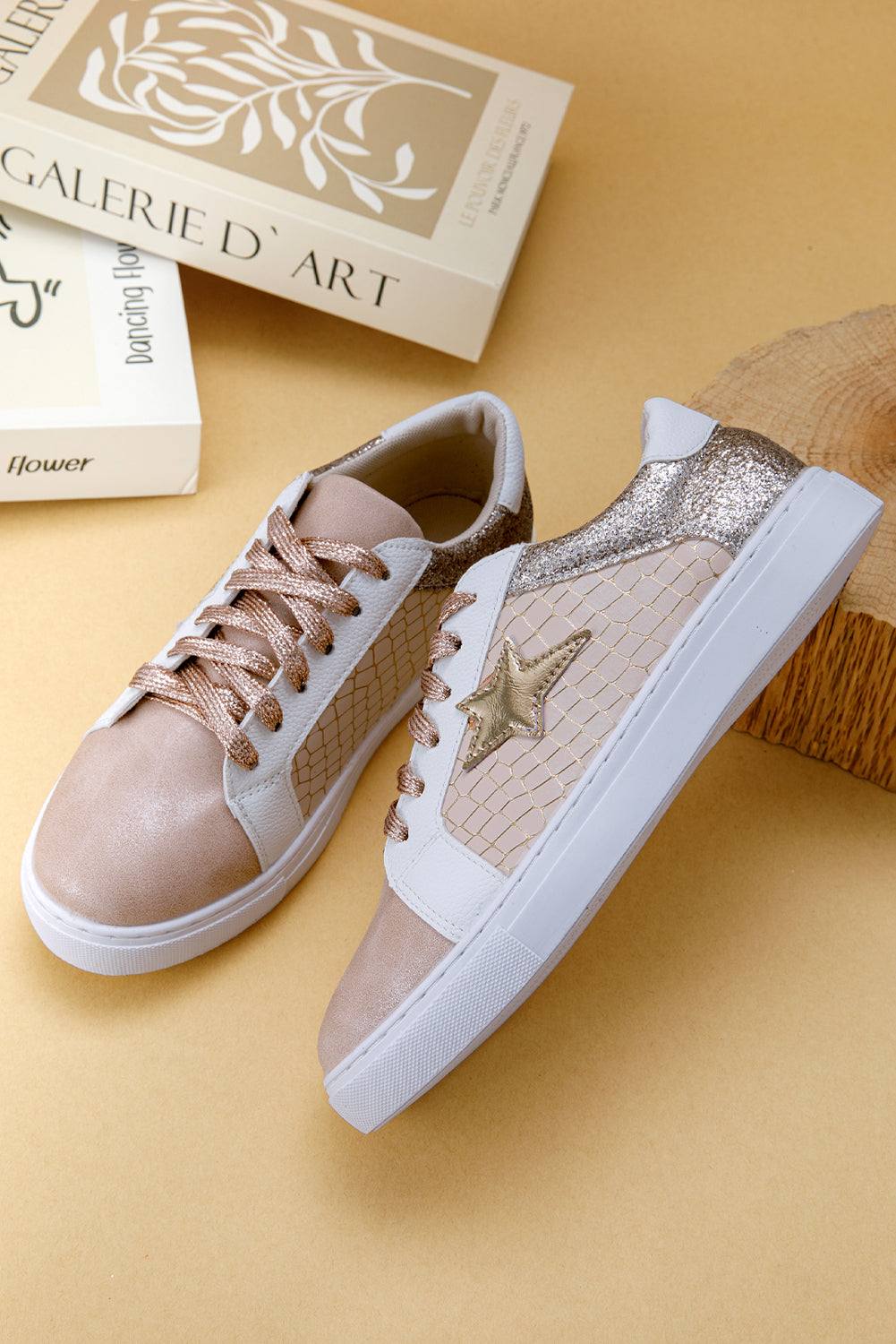 Goldfarbener Sternpatch-Sneaker, roségoldene Schnürung und weißer Sohlenrand, 3/4