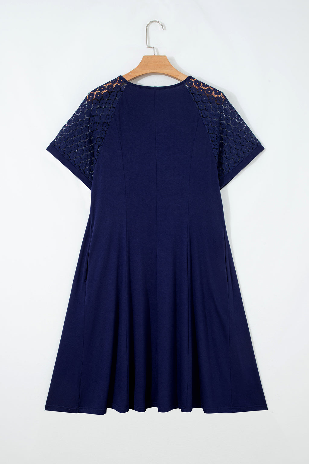Navy Blue Plus Size Kleid Rückansicht, kurze Spitzenärmel, Faltenwurf am Rock