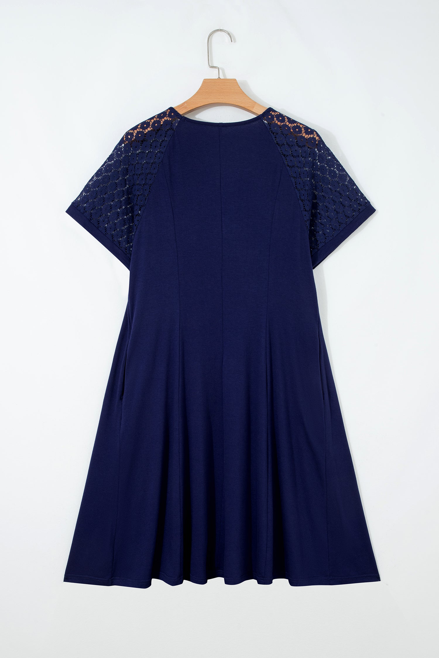 Navy Blue Plus Size Kleid Rückansicht, kurze Spitzenärmel, Faltenwurf am Rock