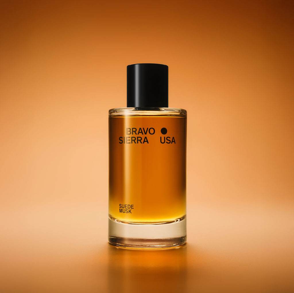Body Fragrance Suede Musk: bernsteinfarbene Flasche mit schwarzem Deckel