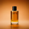 Body Fragrance Suede Musk: bernsteinfarbene Flasche mit schwarzem Deckel