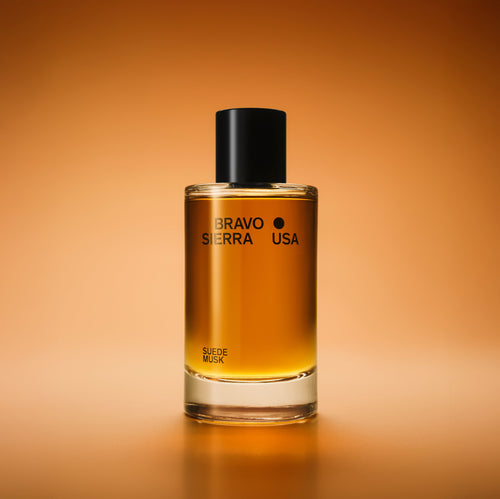 Body Fragrance Suede Musk: bernsteinfarbene Flasche mit schwarzem Deckel