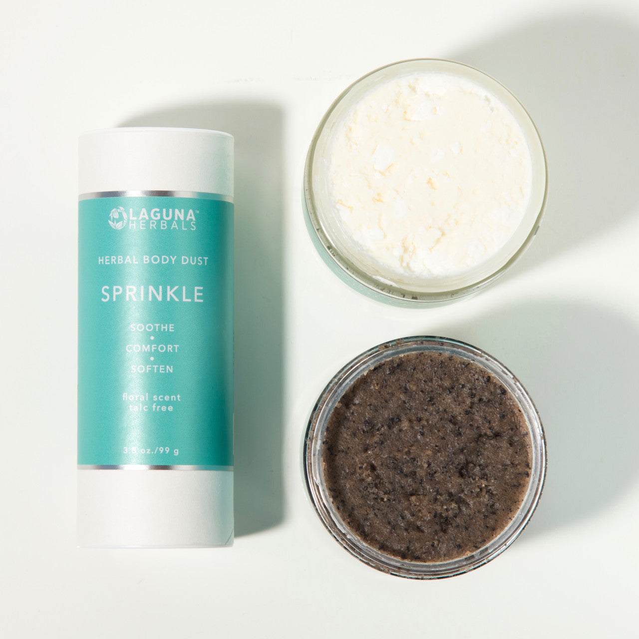Offene Dose Coffee Scrub mit dunklem Peeling im Glas