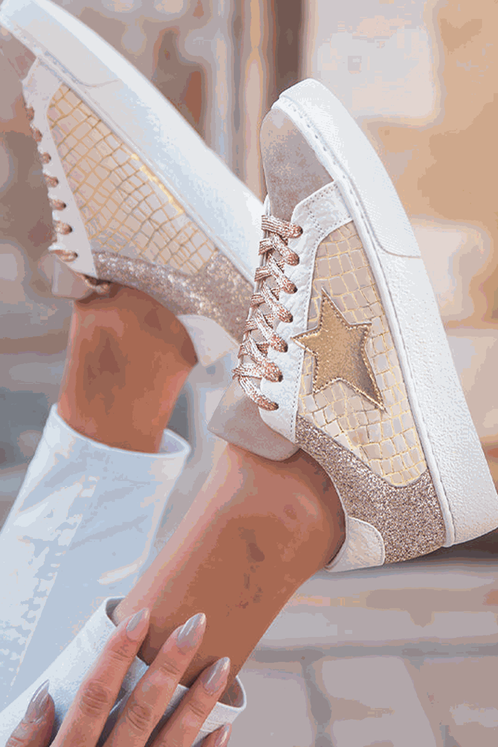 Sneaker mit Gold-Glitzer-Front und Stern-Patch, Schnürung auf weißem Rand