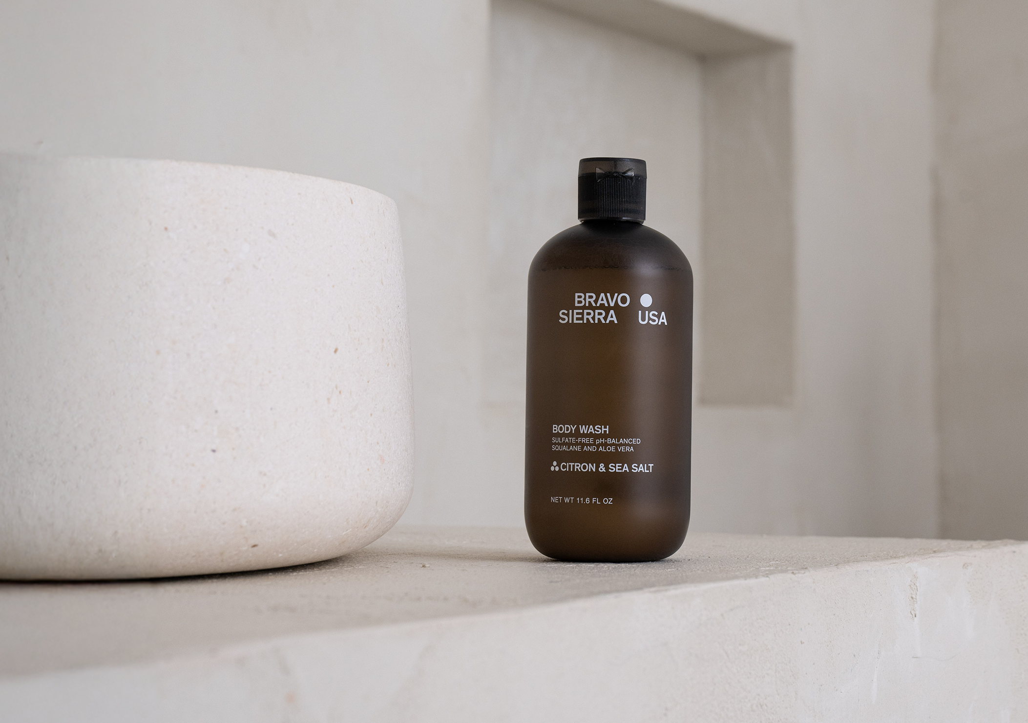 BODY WASH Citron & Sea Salt, braune Flasche mit Pumpkopf, Seitenansicht