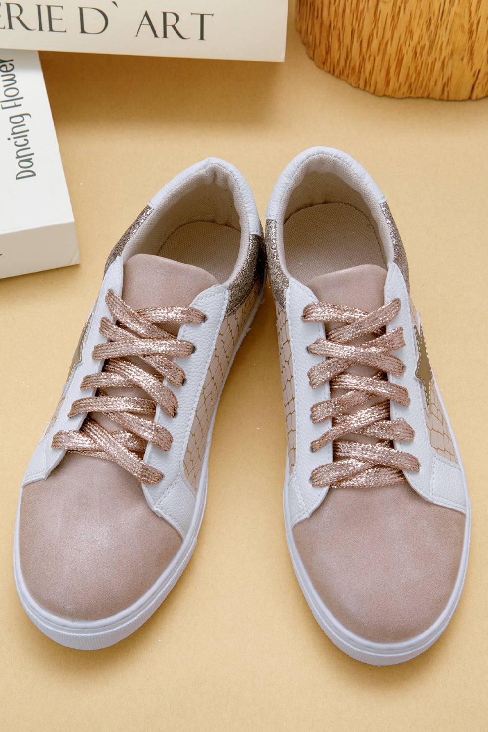 Paar Sneaker mit hellem Obermaterial, roségoldener Schnürung und Stern-Glitzerdetails