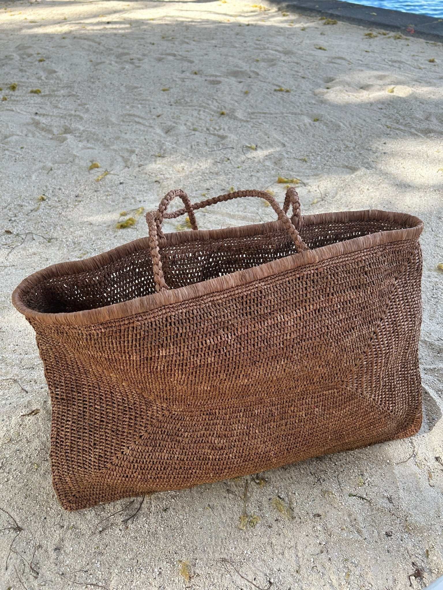 Raffia Strandtasche, karamellbraun, robuste Tragehenkel und offene Oberseite