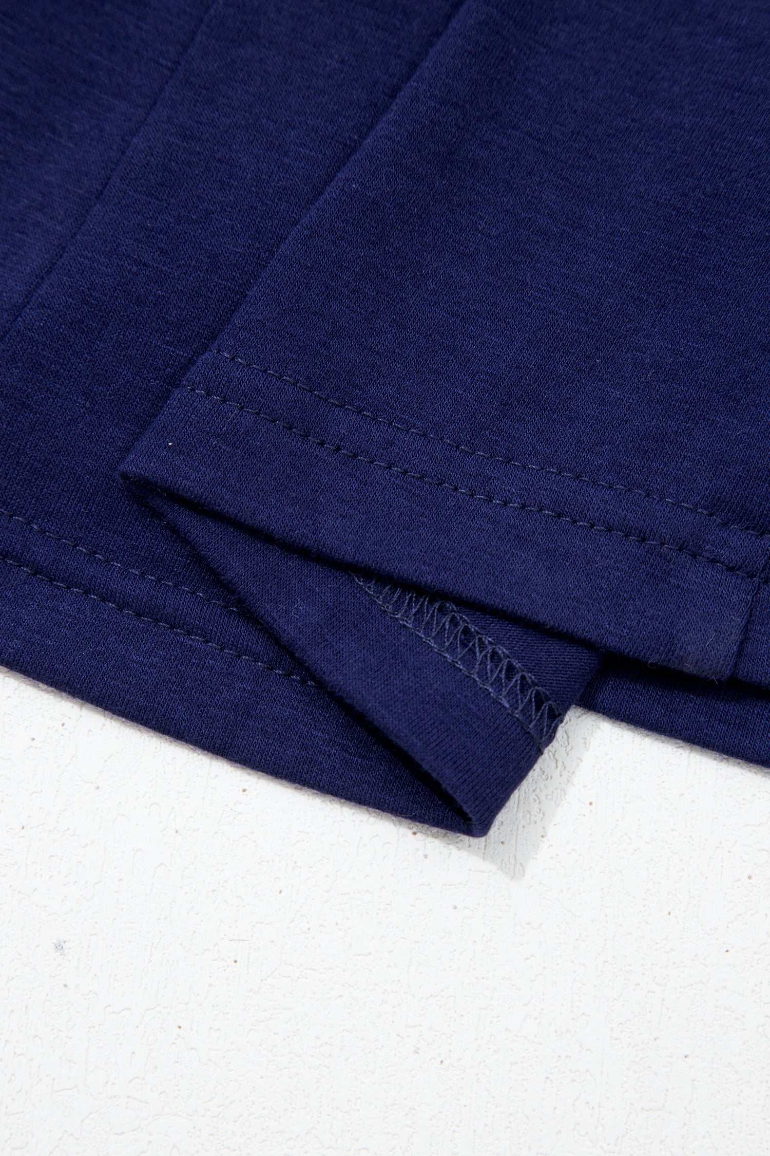 Navy Blue Saumdetail: Glockenrock mit versteppter Naht und gefaltetem Saumabschluss