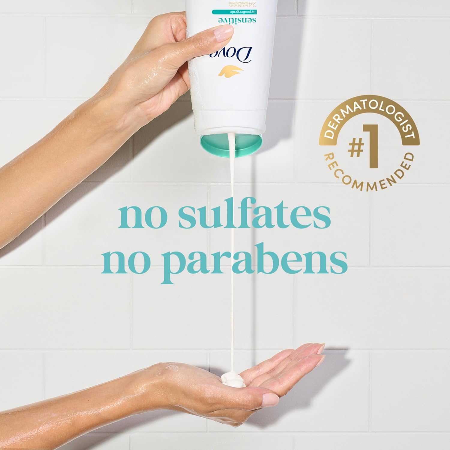 Hand pumpt Body Wash aus der Flasche; sichtbare Claims „no sulfates no parabens“