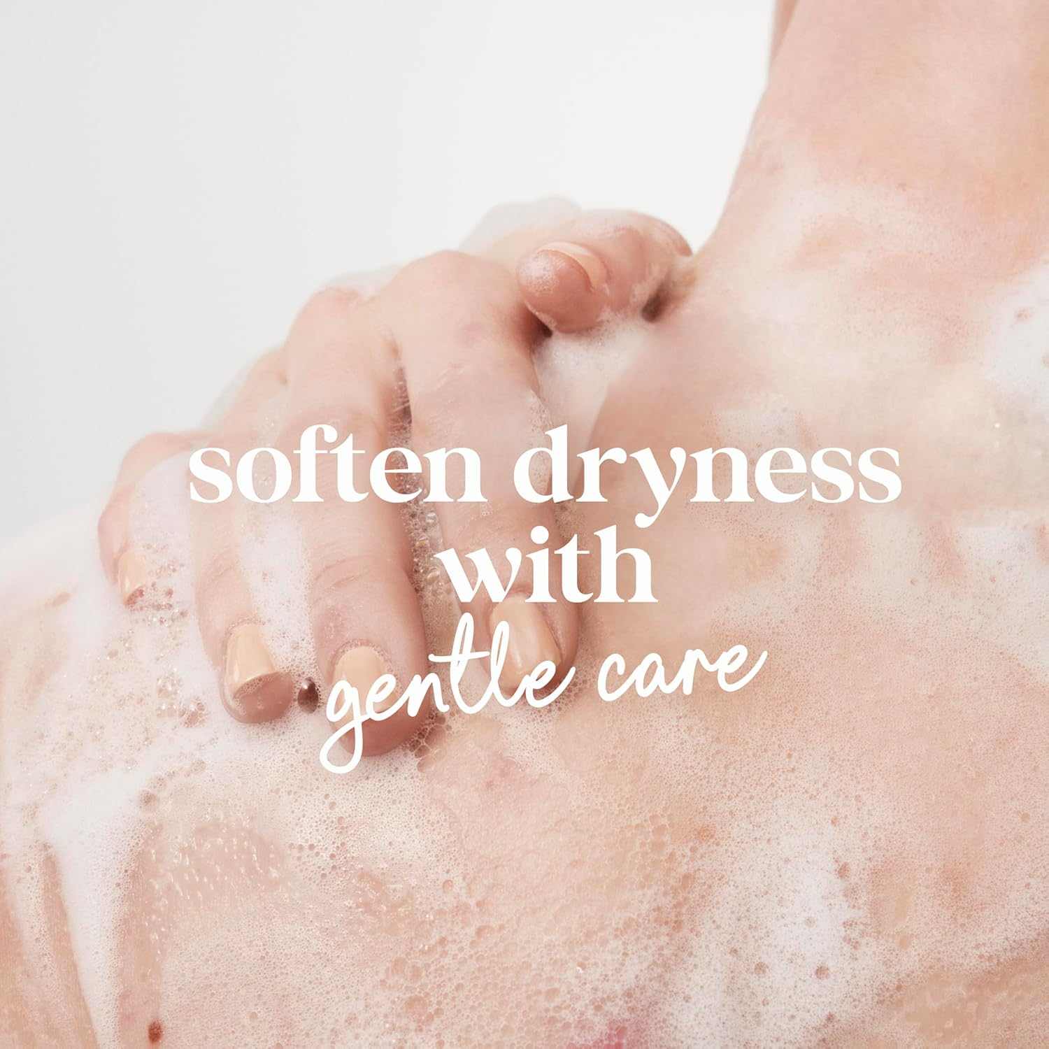 Hand mit schäumender Duschseife, Aufdruck „sofften dryness with gentle care“