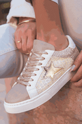 Goldglitzer-Sneaker mit Stern-Patchwork, Schnürung und weißer Sohle, seitlich