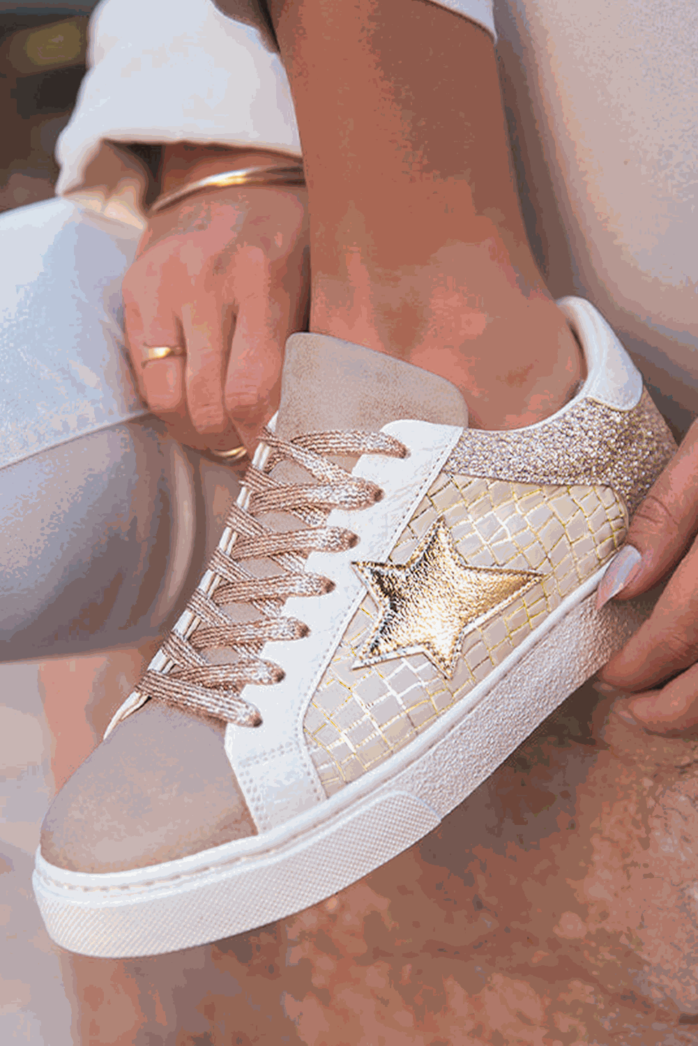 Goldglitzer-Sneaker mit Stern-Patchwork, Schnürung und weißer Sohle, seitlich