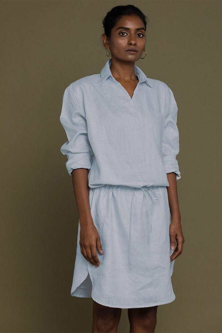 Kleid „Meet me by the Cliff“ hellblau, lockere Passform, Bindegürtel, kurzer Saum