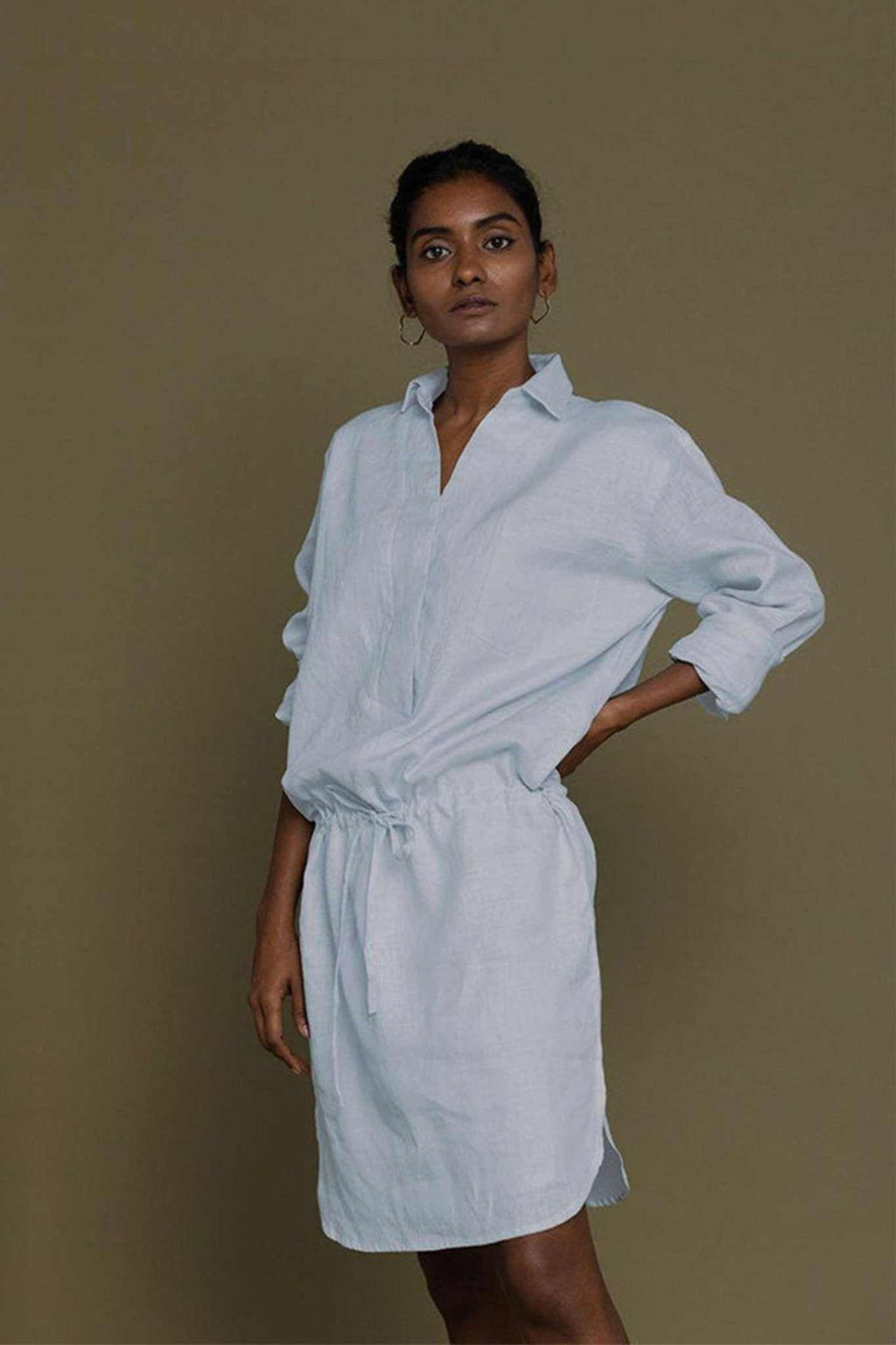 Kleid „Meet me by the Cliff“ hellblau, Knopfleiste vorne, Ärmel mit Bündchen, Bindung