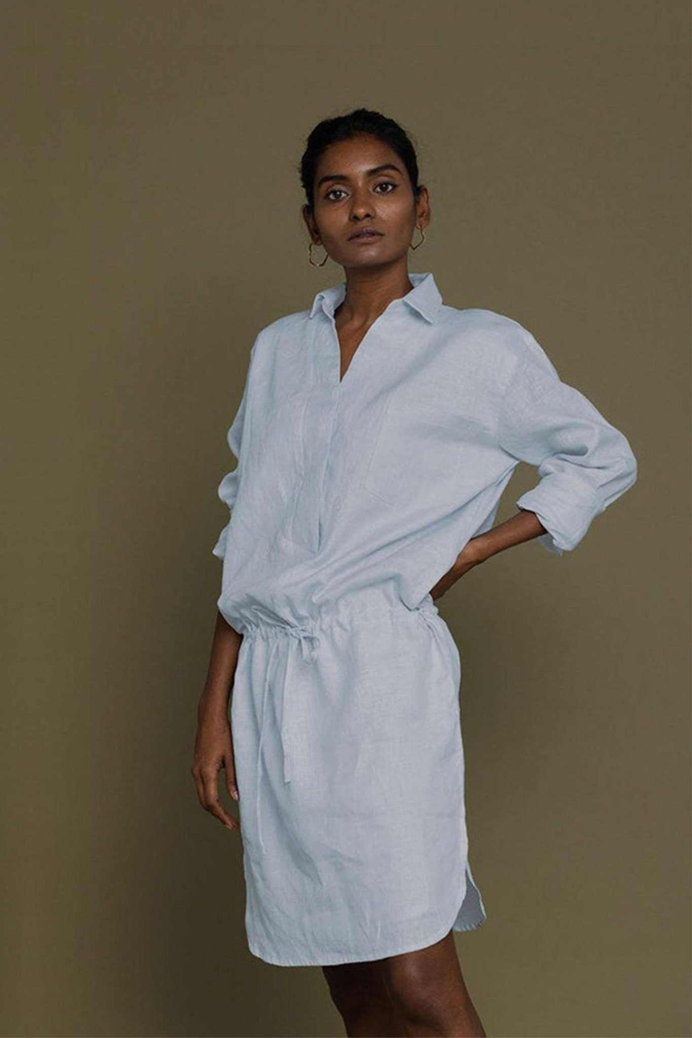Kleid „Meet me by the Cliff“ hellblau, Knopfleiste vorne, Ärmel mit Bündchen, Bindung