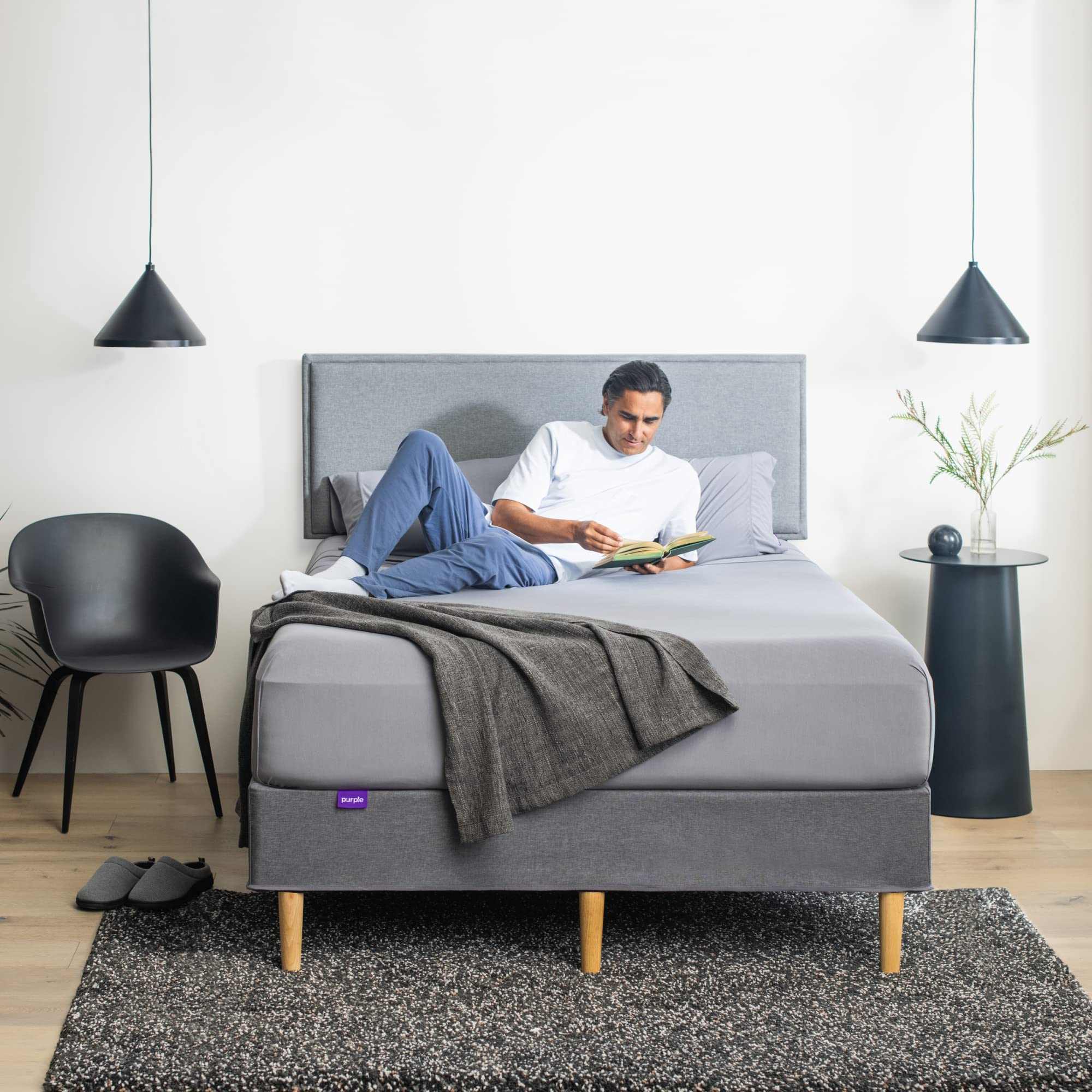 Stormy Grey Bettlaken-Set auf King/Cal-King Bett, Spannbetttuch sichtbar