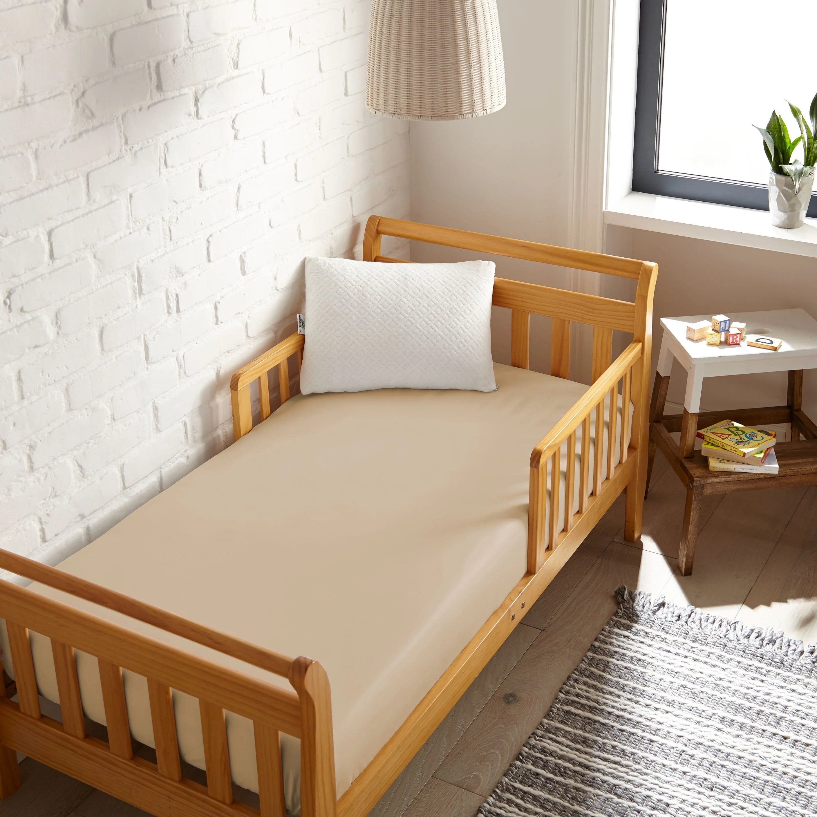 White crib fitted mattress sheet, smooth top with fitted edges