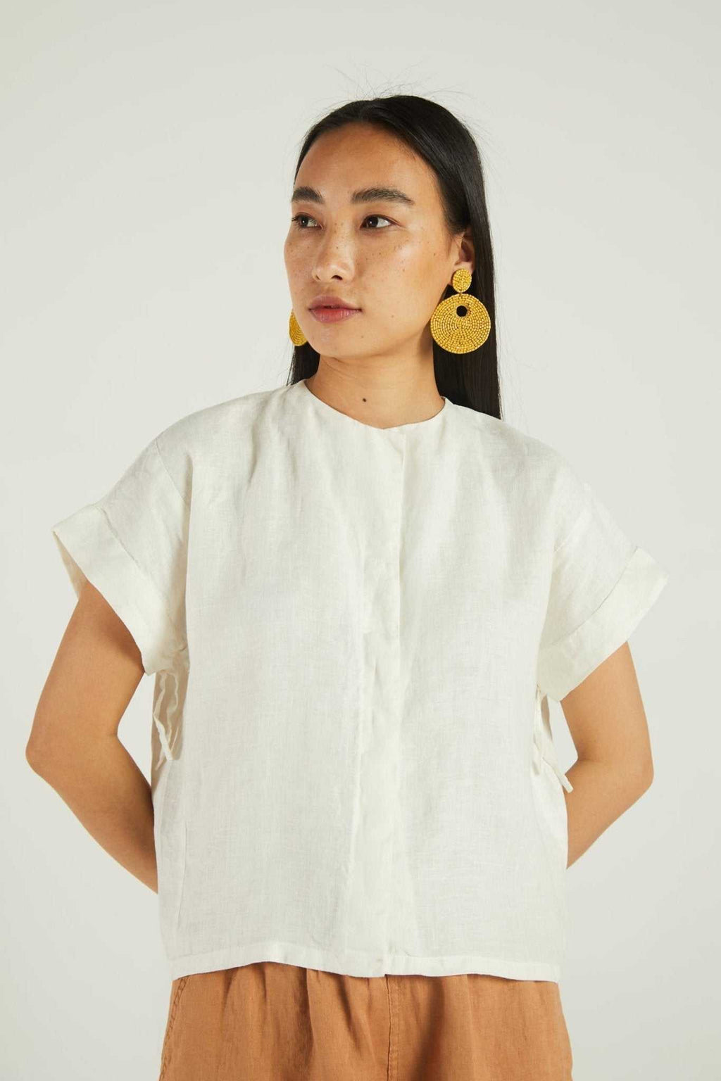 Shell off-white short-sleeve shirt with stand collar and gathered hem