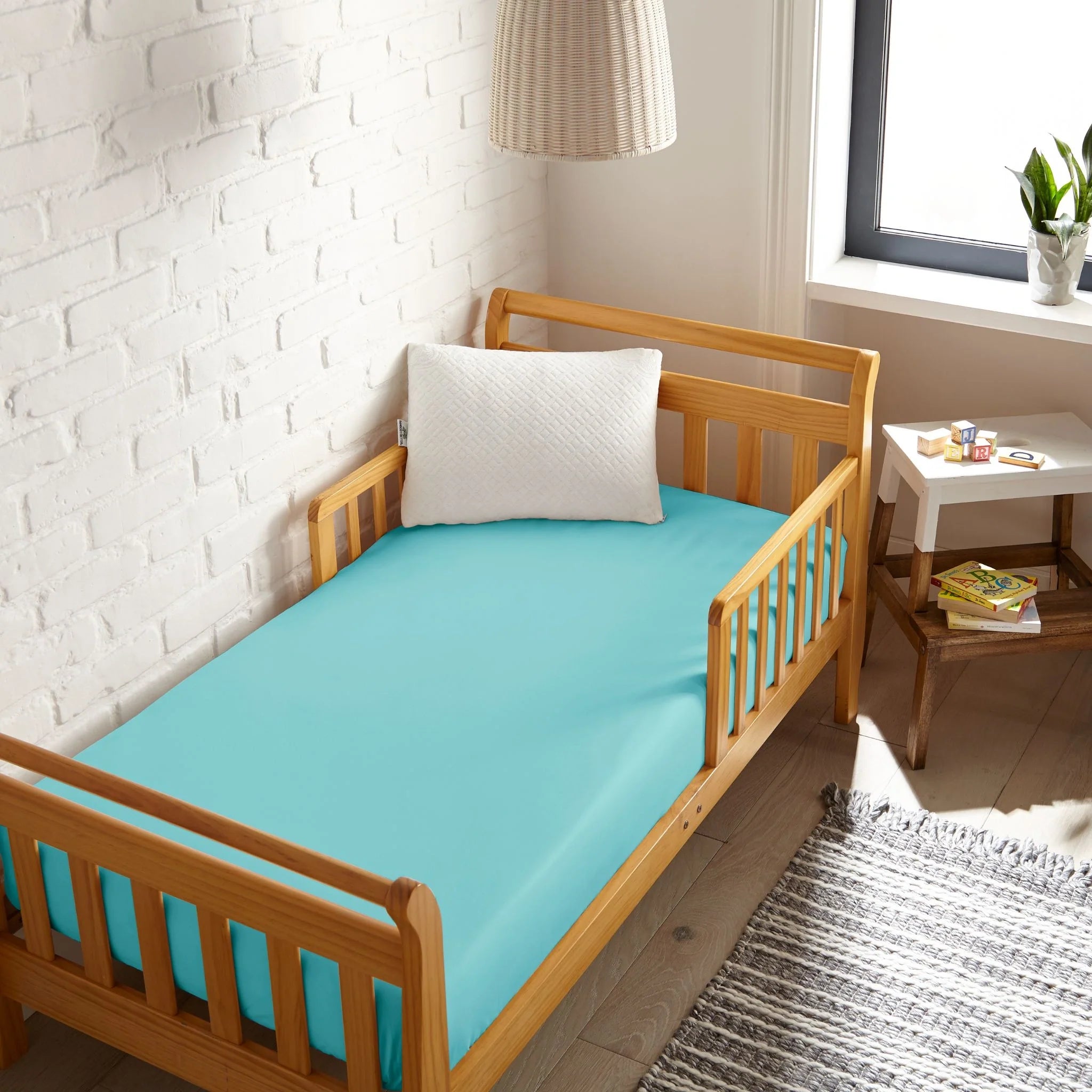 Cooling crib fitted sheet in TIFFANY BLUE; flat surface with elastic fitted edges.